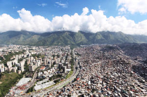 Parte de Caracas desde un helicóptero - (a la izquierda: La Urbina, a la derecha: Petare).